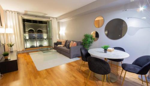 Deluxe One-Bedroom Apartment