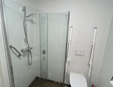 King Room with Roll-In Shower - Disability Access