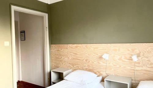 Twin Room with two 35 in single beds - private toilet and shared shower