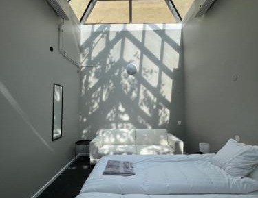 Large Double Room with Shared Bathroom - Sky Window