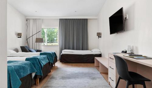 Family Room with Four Single Beds and Roll-In Shower - Disability Access/Non-Smoking