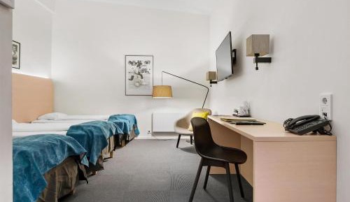 Family Room with Three Single Beds - No Window