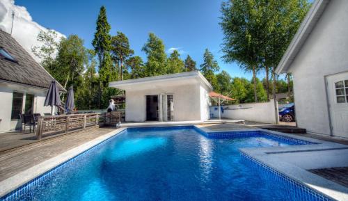 House (10 Adults)