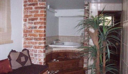 Family Room with Shared Bathroom (2 Adults + 2 Children)
