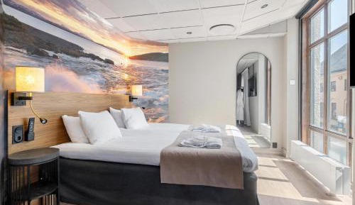 Junior King Suite with Hot Tub and City View - Non-Smoking