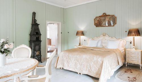 Queen Room with Shared Bathroom