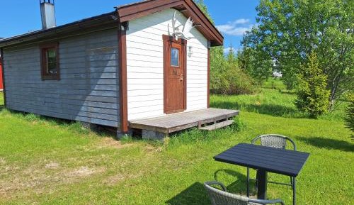 Cabane avec toilettes séches et reserve d'eau