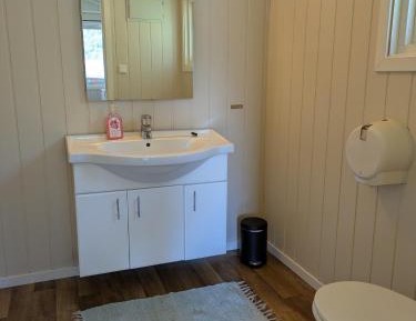 One-Bedroom Cottage with Shared Shower