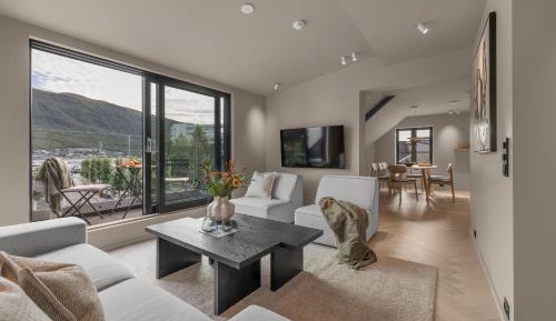Four-Bedroom Apartment with Balcony 