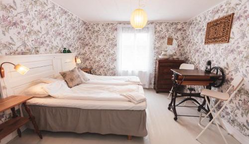 Standard Double Room with Shared Bathroom