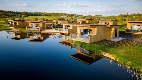 Deluxe Studio House with Balcony over Water