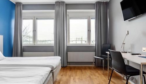 Standard Twin Room with Walk-In Shower - Disability Access