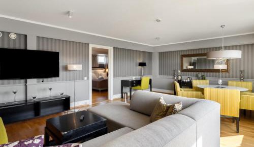 Deluxe King Suite
