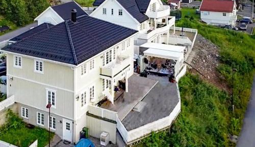 Five-Bedroom Holiday Home