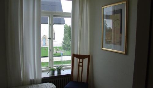 Basic Single Room with Shared Bathroom