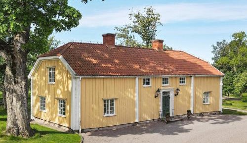 Five-Bedroom Holiday Home