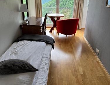 Single Room with Mountain View