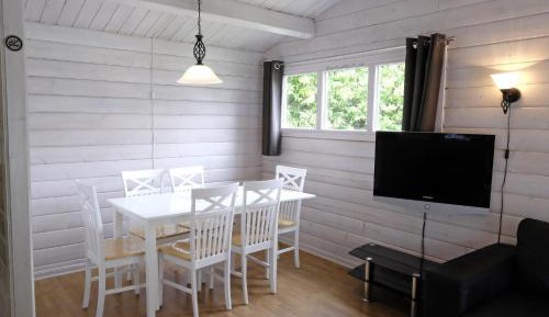 Two Bedroom Cottage with linen