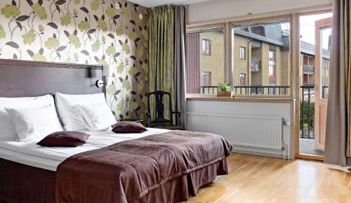 Twin Room with Sofa Bed - Non-Smoking