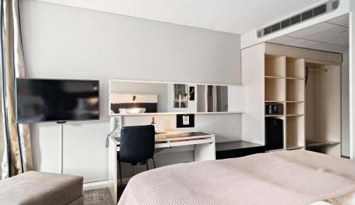 Business Twin Room with Sofa Bed - Non-Smoking