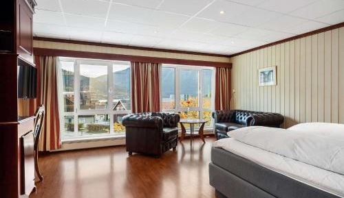 Junior Suite with One King Bed and One Single Bed - Non-Smoking