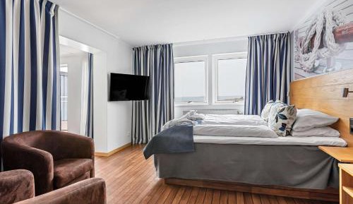 Queen Suite with Sea View and Balcony