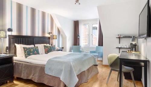 Business Queen Room - Non-Smoking/Top Floor