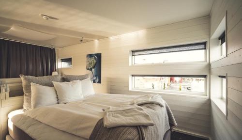 One-Bedroom Suite with Sea View 