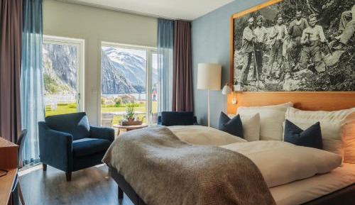 Standard Room with Mountain View 