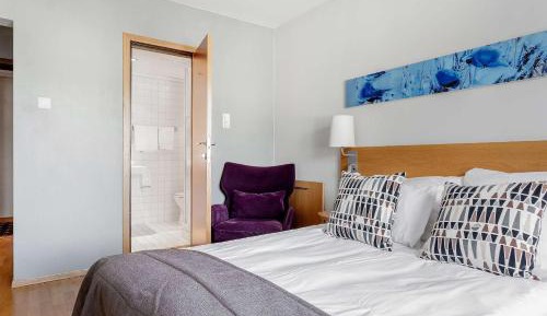 Business Queen Room