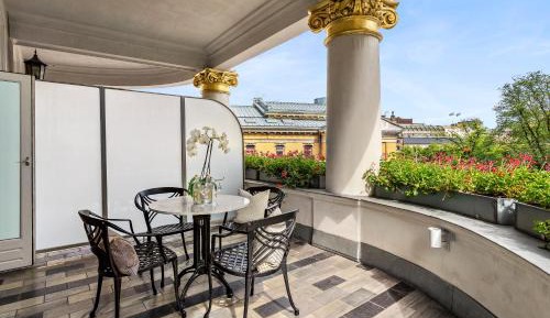 Junior Suite with Corner Balcony