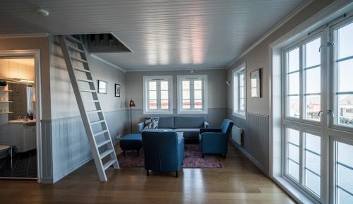 One-Bedroom Apartment with Sleeping Alcove