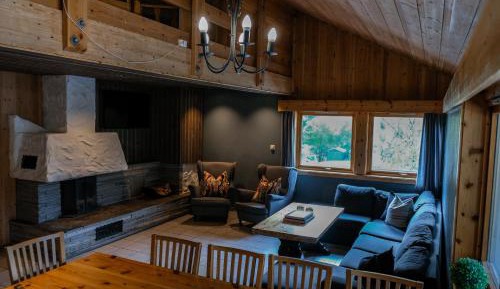 Four-Bedroom Apartment with Loft (10 Adults)