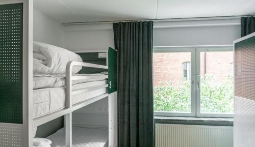 6-Bed Room