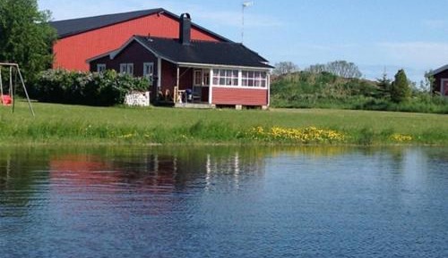 Three-Bedroom Cottage with Lake View 