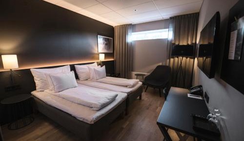 Economy Twin Room with small window