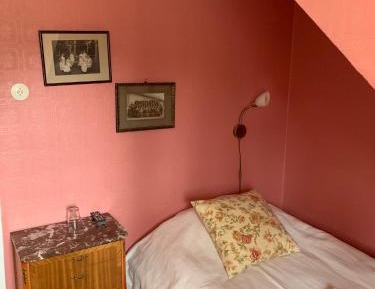 Single Room with Shared Bathroom - No Pets