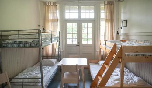 Family Room with Shared Bathroom (2 Adults + 3 Children)
