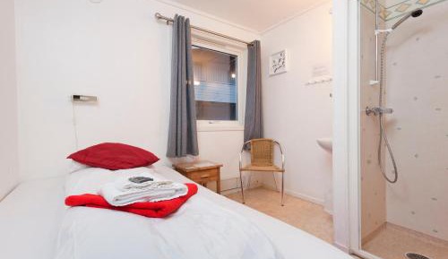 Single Room with private shower and shared toilet