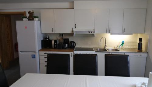 Economy Twin Room with Shared Bathroom