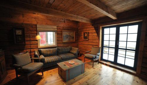 Three-Bedroom Deluxe Rorbu Cabin with Sea View