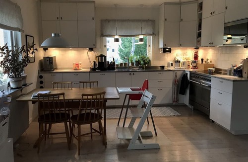 Stureby Villa | Familjevilla med Uppvärmd Pool, 15 min Från Stockholms Centrum