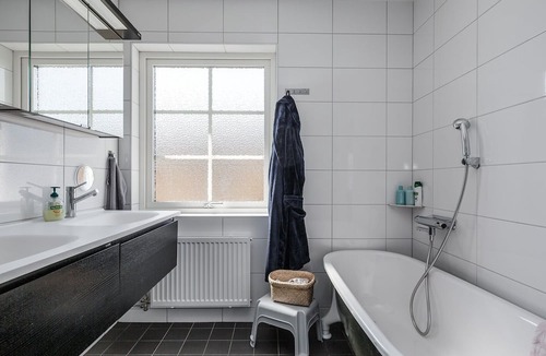 Vega House | Spacious accommodation near Stockholm with heated pool | SE13013