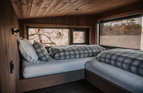 Iveland Cabin | Luxurious Tree Top Cabin by the Lake