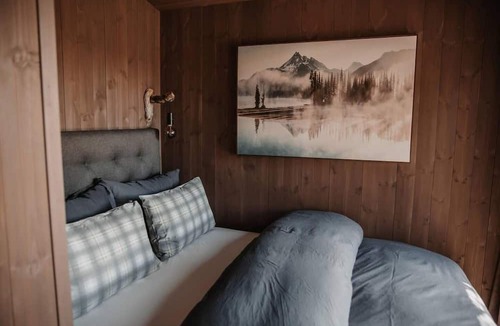 Iveland Cabin | Luxurious Tree Top Cabin by the Lake