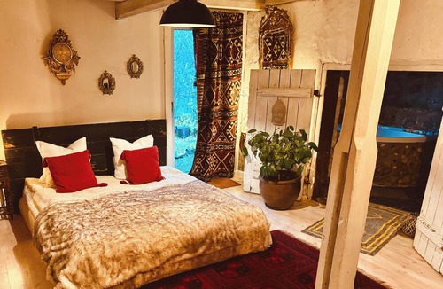 Stjarnsund House | Romantic Spa Villa With Fireplace by the Lake