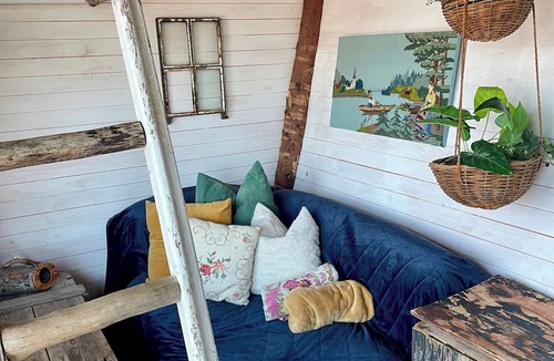Stjarnsund House | Romantic Cabin Right on the Lake With Fire Place