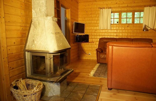 Sexdrega House | Wooden house near a lake, with a boat