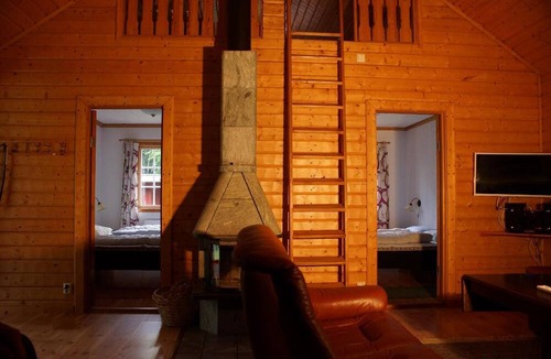 Sexdrega House | Wooden house near a lake, with a boat