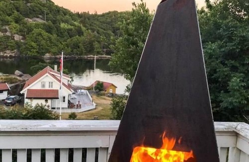 Farsund House | Holiday home "Lyngsvag" on Lyngsvagfjorden near Farsund -Spind, southern Norway, in an exceptionally beautiful location, Internet WLAN, 120 m² living space, sunny and sheltered holiday spot on the Farsund archipelago, chic furnishings, 3 bedrooms.